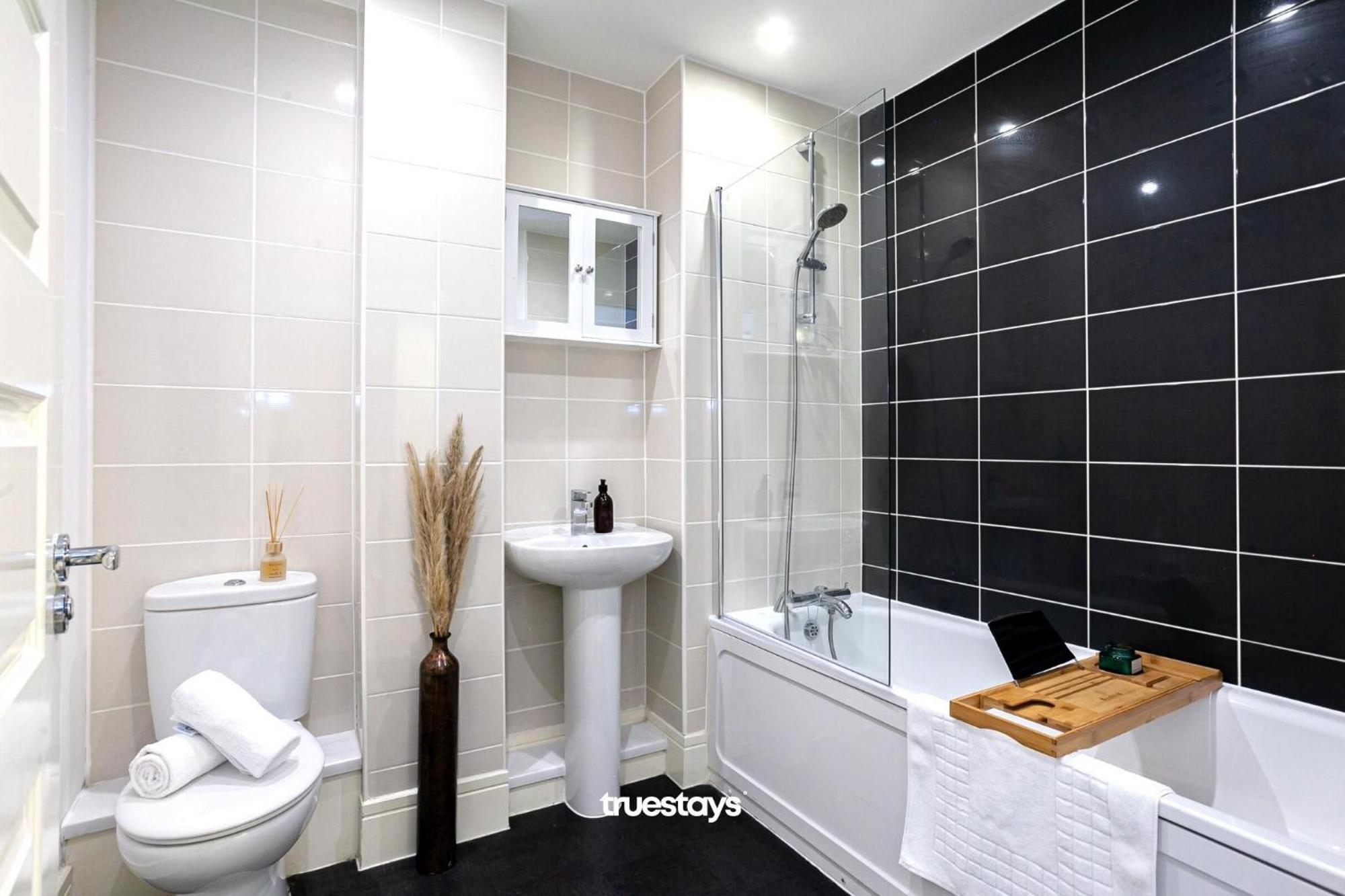 Ambassador House By Truestays - Luxury 4 Bedroom House In Stoke-On-Trent Etruria Extérieur photo