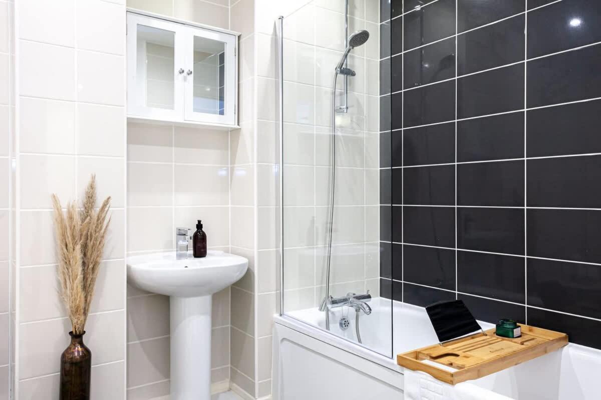 Ambassador House By Truestays - Luxury 4 Bedroom House In Stoke-On-Trent Etruria Extérieur photo
