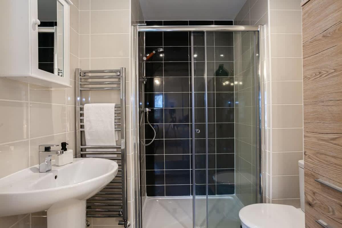 Ambassador House By Truestays - Luxury 4 Bedroom House In Stoke-On-Trent Etruria Extérieur photo